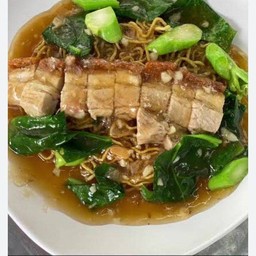 ราดหน้าหมูกรอบ