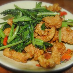 ข้าวผัดผักบุ้งปลาดอลลี่ทอดกรอบ