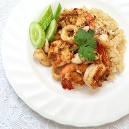 ข้าวรวมมิตรกระเทียม (หมูหมึกกุ้ง)