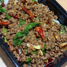 ข้าวกะเพราเนื้อโคขุน (สับ)