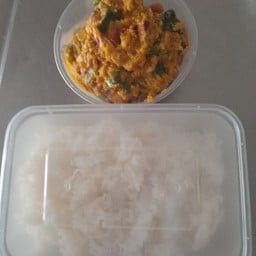 ปลาทอดผัดผงกะหรี่ พร้อมข้าว