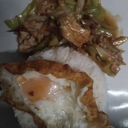 หมูผัดพริกหยวกราดข้าวไข่ดาว