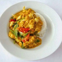 ข้าวผัดผงกะหรี่ไก่ชิ้น