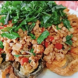 ข้าว-กะเพราหมูสับไข่เยี่ยวม้าใบกะเพรากรอบ