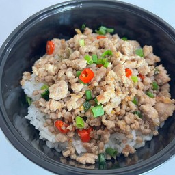 ข้าวหมูสับคั่วพริกเกลือ
