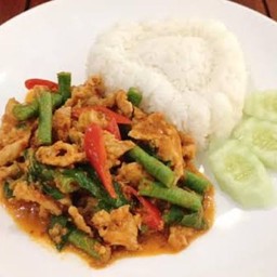 ข้าวผัดพริกแกงไก่ชิ้น