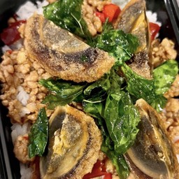 ข้าวกะเพราหมูสับ ไข่เยี่ยวม้าทอด