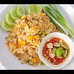 ข้าวผัดไข่ (มีไส้กรอกแถมให้ด้วยนะคะ)