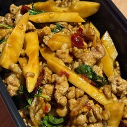 ข้าวกะเพราหมูสับหน่อไม้