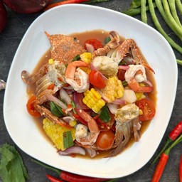 ยำปูม้ากุ้งสุก