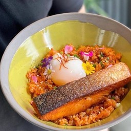 ข้าวผัดกิมจิ ไข่เยิ้ม ปลาแซลมอน