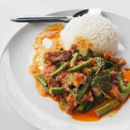 ข้าวผัดพริกแกง โคขุน