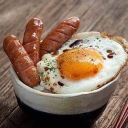 ข้าวไส้กรอก(CP)ทอด+ไข่ดาว