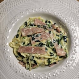 สปาเก็ตตี้ซอสผักโขมแฮม