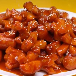 ไส้กรอกไก่(CP)ทอดราดซอส