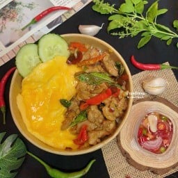 บ้านครัวหอม ข้าวกะเพราไข่ข้น By. Theethach