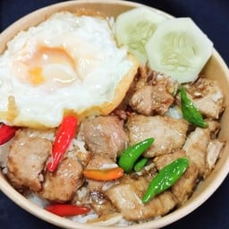 หมูทอดกระเทียมพริกสด+ไข่ดาว