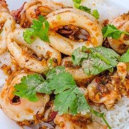 ข้าวปลาหมึกกระเทียม