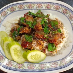 ข้่าวหอมกระเพราหมูกรอบ