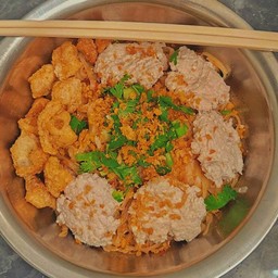เส้นเล็กต้มยำหมูสับก้อนพร้อมกากหมูแน่นๆ (แห้ง)