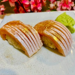 Fatty salmon sushi (2 คำ)
