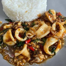 ข้าวราดกระเพราปลาหมึกหมูสับ