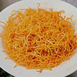 หมี่เหลืองทอดกรอบเขย่าผง