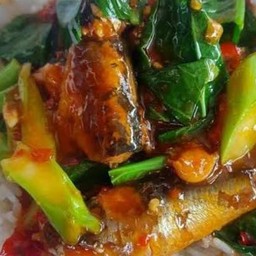 คะน้าปลากระป๋องราดข้าว