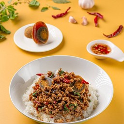 กะเพราไข่เยี่ยวม้าหมูสับ