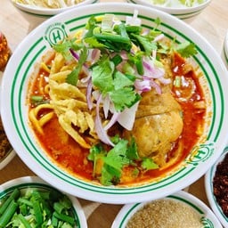 เข้าซอยน่องไก่ เส้นหมี่กรอบเส้นหมี่ลวกผสมเพิ่มน่องไก่ 1 น่อง