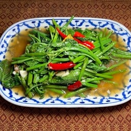 ผัดยอดมะระไฟแดง