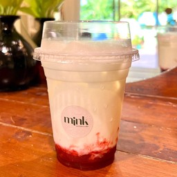 Strawberry milk (สตอเบอรี่นมสด)