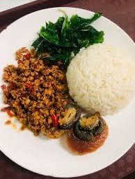 ข้าวราดกระเพราไข่เยี่ยวม้าหมูสับ