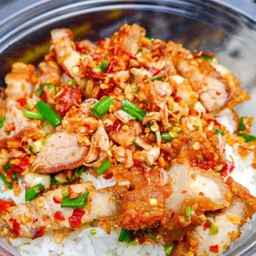 หมูกรอบคั่วพริกเกลือ ราดข้าว
