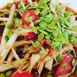 ปูปลาร้าโรยเมล็ดกระถิน