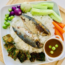 ข้าวน้ำพริกกะปิปลาทูแกะไข่ชะอม