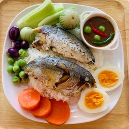 ข้าวน้ำพริกกะปิปลาทูแกะไข่ต้ม