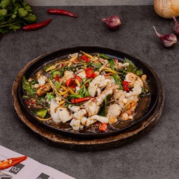 Stir-fried seafood with chili and herbs