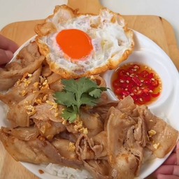 ข้าวสามชั้นสไลด์ผัดกระเทียม