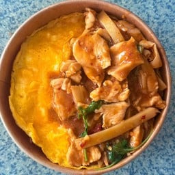 ผัดกะเพราหน่อไม้ไก่+ไข่ข้น