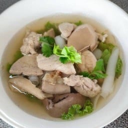 ร้านนภัส เกาเหลาเลือดหมู ก๋วยจั๊บน้ำใส สุกี้ ข้าวต้ม