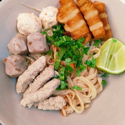 ก๋วยเตี๋ยวต้มยำแห้งหมูเด้ง