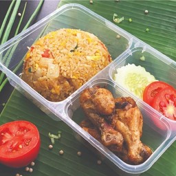 ข้าวผัดไข่+น่องไก่เล็กทอดกระเทียม (4 น่องเล็ก)