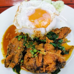 ข้าวพริกแกงใต้ปลาดุกทอดใบยี่หร่า