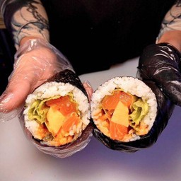 โรลแซลมอนมาโยไข่กุ้ง