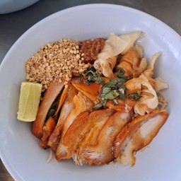 ชายสี่บะหมี่เกี๊ยวเยื้องสะพานลอยโลตัสท่าศาลา By ควีนส์&คิงส์