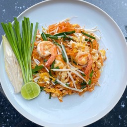 ผัดไทกุ้งสด สดกว่ากุ้งก็น่าจะคนผัด