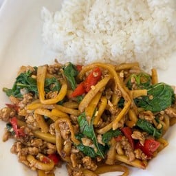 กะเพราหมูสับใส่หน่อไม้ ราดข้าว