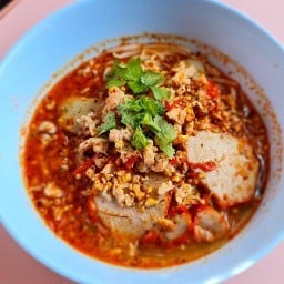 ก๋วยเตี๋ยว ยายป้อม มหาราช