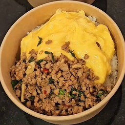 กระเพราหมูไข่ข้น